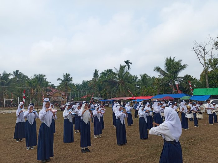 Personel Dramband MTsN 3 Bungo Sukses Iringi Pelaksanaan Upacara Peringatan HUT RI Ke-81 Tingkat Kecamatan Jujuhan Ilir Personel Dramband MTsN 3 Bungo Sukses Iringi Pelaksanaan Upacara Peringatan HUT RI Ke-81 Tingkat Kecamatan Jujuhan Ilir
