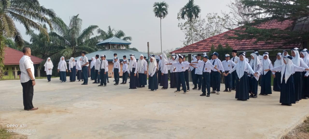 UPACARA PERDANA TAHUN AJARAN 2024-2025 MADRASAH TSANAWIYAH NEGERI 3 BUNGO BERJALAN HIKMAT 