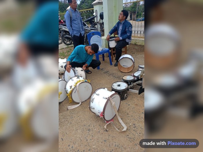 Waka kesiswaan Tinjau Lansung Perbaikan Alat Dramband MTsN 3 Bungo dalam penyambutan HUT RI