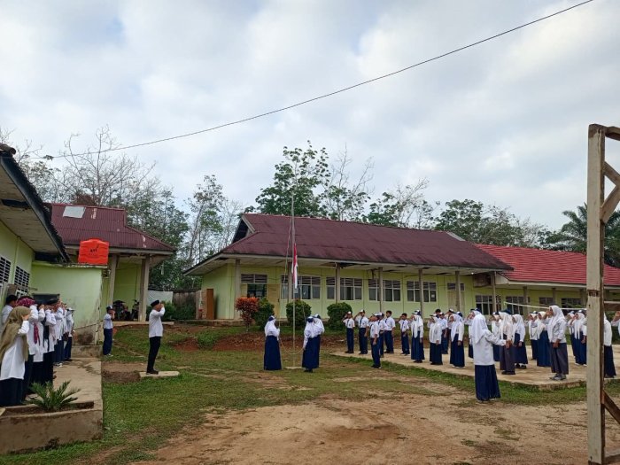 Amanat kepala Madrasah Usman Anas, M.Pd.I dalam upacara pagi hari ini tentang menjaga kebersihan dan keindahan kelas