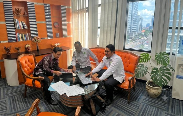 Akselerasi Digitalisasi Keuangan, Kepala dan Operator MTsN 3 Bungo Lakukan Setting Qlola di BRI Muara Bungo