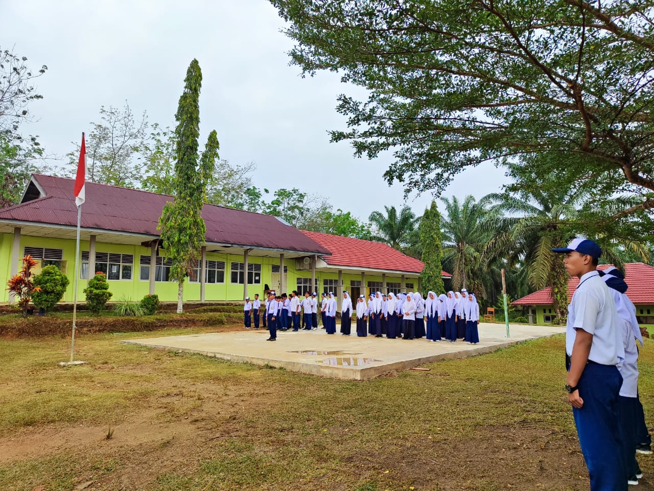 LAKSANAKAN UPACARA BENDERA DENGAN HIKMAT DILANJUTKAN DENGAN PENYERAHAN PIALA KSM TINGKAT KABUPATEN TAHUN 2024